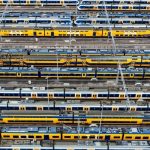 treinen die stilstaan op een spoor