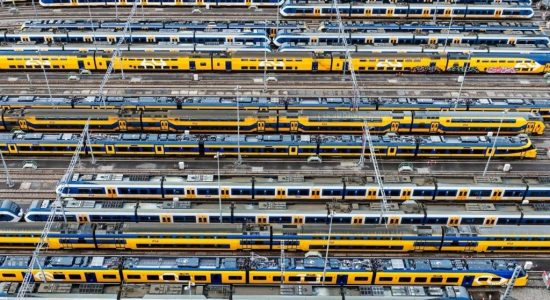 treinen die stilstaan op een spoor