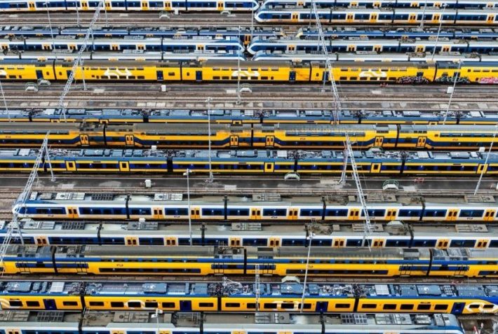 treinen die stilstaan op een spoor